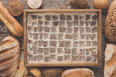 Ekmek fırın arka plan, ahşap tepsi üstten görünüm kopya alanı ile. Damalı deseni