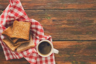 Kahvaltı arka plan, tost ve kahve rustik ahşap, en iyi kopya alanı görünümle. Espresso ve ekmek