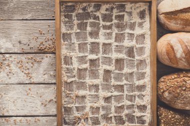 Ekmek fırın arka plan, ahşap tepsi üstten görünüm kopya alanı ile. Damalı deseni