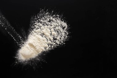 Siyah arka plan pişirme kaşık, ölçüm un