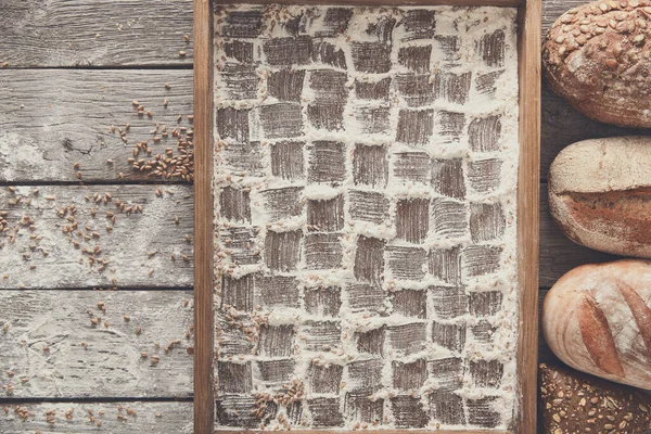 Ekmek fırın arka plan, ahşap tepsi üstten görünüm kopya alanı ile. Damalı deseni