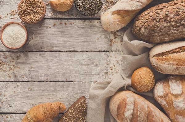 Taze beyaz ekmek arka plan kopya alanı ile üstten görünüm. Rustik ahşap ev yapımı baget somun