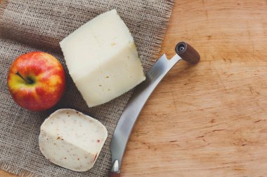 Peynir arka plan. Gouda peyniri pesto, çul ahşap masa, Natürmort, kopya spase apple ve peynir bıçağı