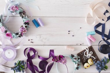 Takı, home atölye arka plan yapma. Düz lay, araç ve Gereçleri Aksesuar boncuk ve şeritler, üstten görünüm oluşturmak için alanı kopyalayın. Güzellik, yaratıcılık, el sanatları kavramı