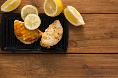 Halloumi ızgara Kıbrıs peynir ahşap, en iyi görünüm üzerinde kavrulmuş