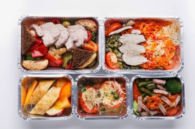 Beslenme çantasındaki sağlıklı yiyecekler. Doğru konsepti yiyorum. Günlük taze diyet yemek teslimatı. Sebze, et ve meyve.