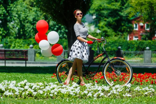 자전거와 함께 아름 다운 젊은 여성 복고풍 핀-업 스타일 — 스톡 사진