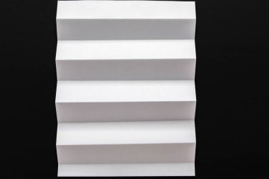 Beyaz kağıt üzerinde siyah arka plan katlanmış. Zemin, sanat, origami kavramı, kopya alanı