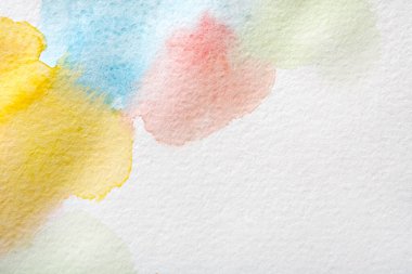 Soyut suluboya noktalar doku arka plan boyalı. Kırmızı, mor ve mavi beyaz kopya alanı ile