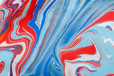 Sıvı Ebru boya arka plan. Akışkan resim soyut doku, mavi ve kırmızı. Yoğun renk karışımı