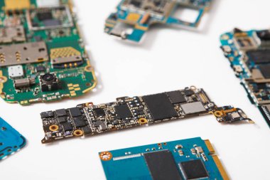 Dijital becerikli alet bileşenleri, tamir dükkanı kavramı. Demonte service center işyeri Smartphone'larda anakartlar.