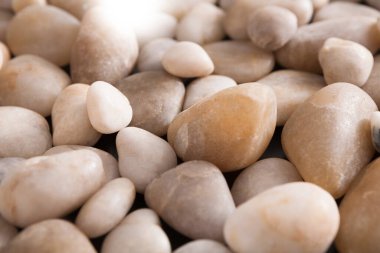 Deniz çakıl arka plan. Deniz kıyısı taş dokulu yüzeyi, seçici odak, sığ derinlik-in tarla