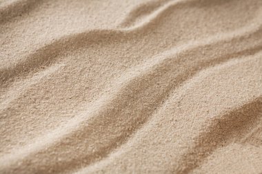 Sahildeki dalgalı kum dokusu. Doğal deniz kıyısı yüzeyi, yakın çekim