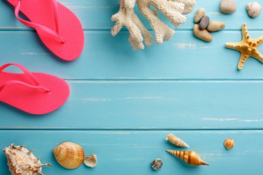 Tatil arka plan mavi ahşap, en iyi kopya alanı görünümle. Plaj aksesuarları, flip flop ve kabukları