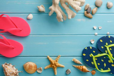 Tatil arka plan mavi ahşap, en iyi kopya alanı görünümle. Plaj aksesuarları, flip flop ve kabukları