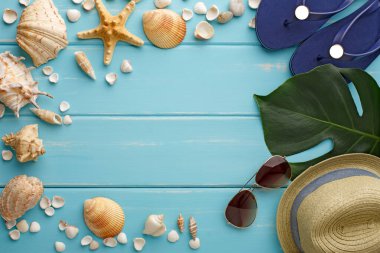 Tatil arka plan mavi ahşap, en iyi kopya alanı görünümle. Plaj aksesuarları, flip flop ve kabukları
