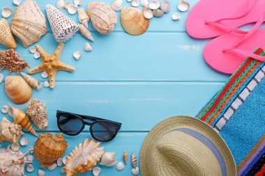 Tatil arka plan mavi ahşap, en iyi kopya alanı görünümle. Plaj aksesuarları, flip flop ve kabukları