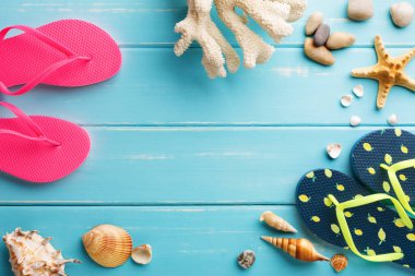 Tatil arka plan mavi ahşap, en iyi kopya alanı görünümle. Plaj aksesuarları, flip flop ve kabukları