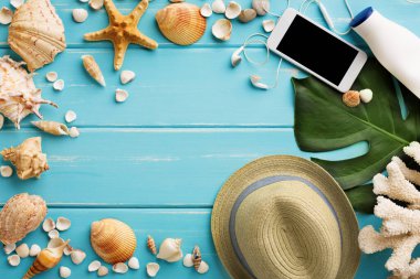 Tatil arka plan mavi ahşap, en iyi görünüm. Plaj aksesuarları, smartphone ve kabukları