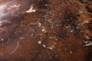 Yüzey pas ve kir katmanları sergiliyor, karanlık ve aydınlık noktaların karışımını gösteriyor. Dokular ilginç bir görsel sahne yaratıyor. Bu eski bir nesne ya da yapıdan olabilir.