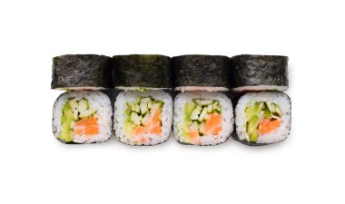 Beyaz bir yüzeye dizilmiş beş suşi rulosu. Her rulo salatalık ve somon içeriyor. Pirincin etrafına Norveç yosunu sarılmış. Bu kurulum yaygın bir suşi biçimini gösterir.