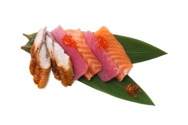 Sashimi ve suşi parçaları yeşil bir yaprak üzerinde düzgünce düzenlenir. Tabakta somon, ton balığı ve yılan balığı var. Bu yemek hazırlama, geleneksel Japon mutfağını vurguluyor..