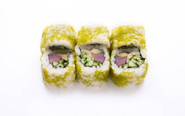 Üç suşi rulosu düz bir çizgiye konur. Her rulo, pirinç, ton balığı, salatalık ve sos gibi çeşitli dolgularla yeşil bir dış katmana sahiptir..