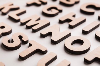 Tahta harfler, çeşitli şekil ve boyutları gösteren düz bir yüzeye yerleştirilir. Bir odada öğrenme amaçlı ya da dekoratif öğeler olarak kullanılabilirler. Harfler özen ve detaylarla hazırlanmış..