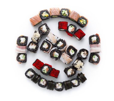 Farklı suşi türleri beyaz bir yüzey üzerinde bir daire içine yerleştirilir. Balık, sebze ve pilavın karışımı çeşitli renk ve şekillerde sergilenmektedir..