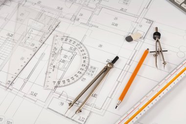 Çizim araçları bir çalışma alanındaki mimari planların üstüne kurulmuştur. Aletler arasında bir pusula, cetvel, kalem ve açıölçer vardır. Düzen tasarımın farklı kesitlerini ve ölçümlerini gösterir.