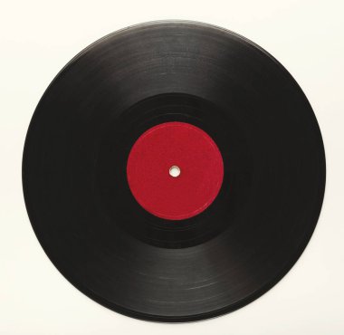 Kırmızı merkezli siyah plak seti sade bir arkaplanda düzenlenir. Koleksiyon farklı stil ve tasarımları gösterir.