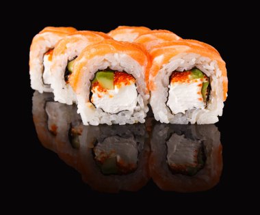 Çoklu suşi ruloları siyah arka planda düzgünce düzenlenir. Her rulo balık ve sebze de dahil olmak üzere çeşitli malzemelere sahiptir. Ekran taze bileşenleri ve renkleri vurgular.