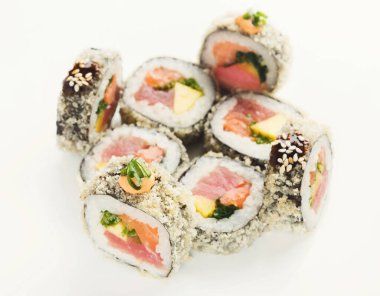 Farklı suşi dürümleri, eşsiz bileşen kombinasyonlarını gösteriyor. Rulolarda balık, sebze ve pirinç renkli sunumlar sergileniyor..
