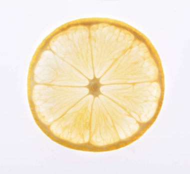 Limon dilimleri parlak sarı rengi ve meyvelerin ayrıntılı desenlerini gösteren kolaj tarzında düzenlenir. Bu koleksiyon her dilimin eşsiz şekillerini vurgular.