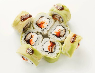 Farklı suşi ruloları bir daire içinde düzenlenir. Her rulo deniz ürünleri ve pirinç gösteriyor. Sunum ruloların renklerini ve şekillerini vurguluyor. Bu sanat eşsiz bir suşi sergiliyor..