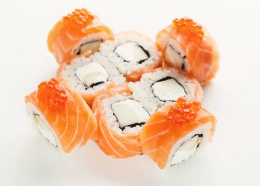 Altı suşi rulosu dairesel bir şekilde düzenlenir. Her rulo pirinç, yosun ve bir balık ve krema dolu. Turuncu balık yumurtası bazı ruloların üstüne konur..