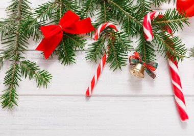 Şeker kamışları yeşil çam dalları ve açık ahşap bir yüzey üzerinde kırmızı fiyonklar ile düzenlenerek bir tatil sahnesi oluşturulur. Kış kutlamalarına küçük çanlar da ekleniyor..