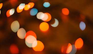 Parlak ışıkların bir araya gelmesi gece mozaik bir etki yaratır. Renkler birbirine karışarak sanatsal bir tasarım oluşturuyor. Bu sahne günbatımından sonraki kentsel yaşamın canlılığını yakalar..