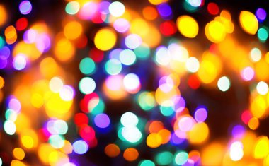 Bu kolaj, canlı bir koleksiyon oluşturan çeşitli parlak ışık ve renklere sahiptir. Sahne, sayısız ışık kaynağıyla gece süren şenlikli bir toplantının neşe ve enerjisini yakalıyor..