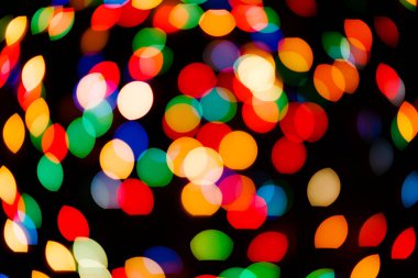 Parlak ışıklar birçok renkte canlı bir kolaj yaratır. Işıklar, kırmızı, yeşil, mavi ve sarı karışımlarını göstererek sahneyi doldurur. Bu ışıklar, gece ayarına neşe katıyor..