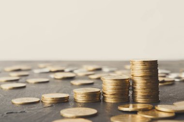 Farklı paralar düz bir yüzeye saçılmıştır. Bazı paralar küçük kuleler oluşturan gruplar halinde istiflenir. Ayarlar basit ve parlak görünüyor, paralara odaklanmamızı sağlıyor..