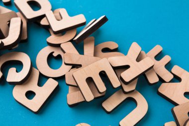 Çeşitli şekillerde ahşap harfler mavi bir yüzey boyunca yayılır. Heceleme ve eğitim oyunları için kullanılır. Bu ortam hem çocukları hem de yetişkinleri yaratıcı faaliyetlere dahil edebilir..