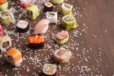 Küçük suşi parçaları ahşap bir yüzeye yerleştirilir. Suşi ve sashimi de dahil olmak üzere çeşitli suşi türleri mevcuttur. Beyaz pirinç etrafa saçıldı. Ayar sıradan ve renkli..