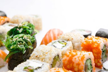 Beyaz bir yüzeyde çeşitli suşi ruloları düzenlenir. Ekmekler arasında deniz yosunu, pirinç, balık ve sebzeler yer alıyor. Suşinin renkleri turuncu, yeşil ve beyaz ile değişir..