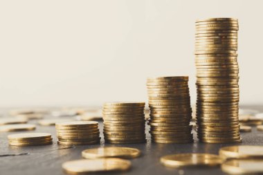 Bozuk para yığınları düz bir yüzeye yerleştirilir ve bir koleksiyon büyümesini temsil eden farklı yükseklikleri gösterir..