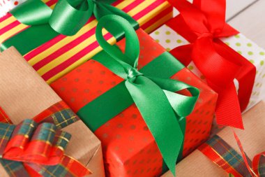 Tahta bir yüzeyde farklı paketlenmiş hediyeler düzenlenir. Her hediyenin eşsiz renkleri ve desenleri var. Sahne büyük olasılıkla bir tatil ya da özel durum sırasında çekilmiştir..