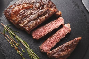 Pişmiş biftek dilimleri bir levhada sergilenir. Taze bitkiler etin yanına konur. Sahne bir mutfak ya da yemek salonunda geçiyor. Bu koleksiyon yemek hazırlığını vurgular.