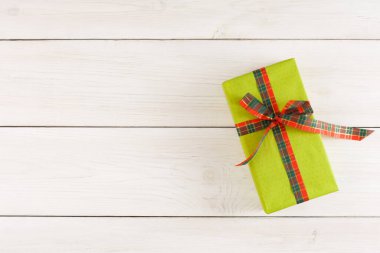 Ahşap bir masanın üzerine düzenlenmiş renkli hediye kutuları. Hediyeler parlak kağıt ve kurdelelerle sarılmış. Bu sahne hediye vermenin ve almanın heyecanını vurgular..