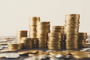 Birçok bozuk para yığını düz bir yüzey üzerinde düzenlenir. Farklı boyutlarda ve farklı madeni para türleri birleştirilmiştir. Ayarlar parlak ve net, paralar çeşitli düzenlemelerde sergileniyor..