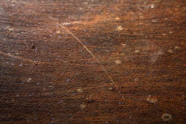 Eski ahşap bir yüzeye yakından bakıldığında yıpranma ve yıpranma yılları görülür. Doku, geçmiş yaşamını anlatan çeşitli desenleri ve işaretleri gösteriyor..